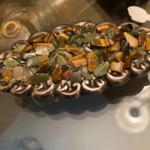 Multistone belt buckle